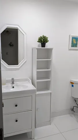 $1,600 | 917 Northeast 199th Street, Unit 206, Miami, FL 33179