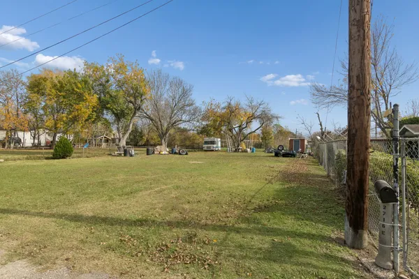 a view of yard with tree