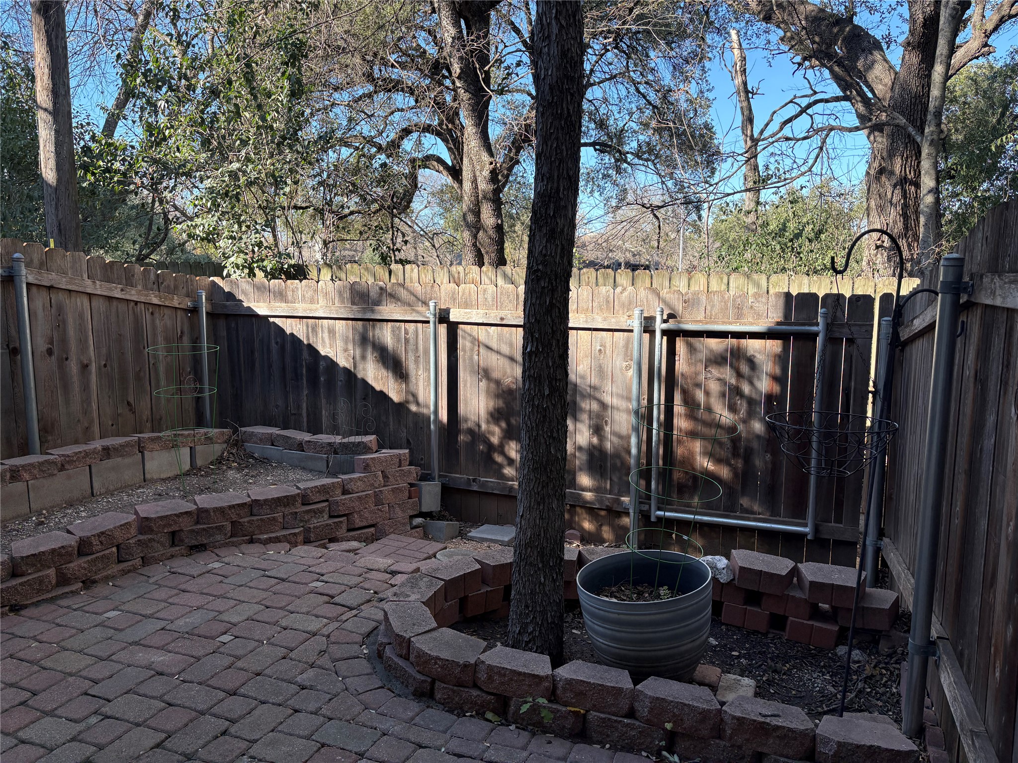 9226 Jollyville Road, Unit 144 Austin, TX 78759 - Photo 30 of 40 Fenced backyard featuring a patio area