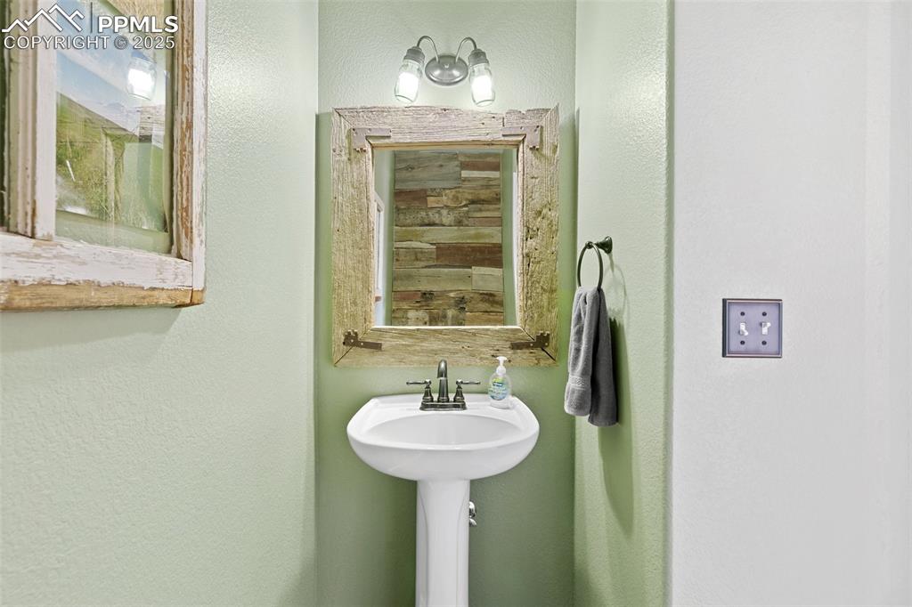 8135 Buschborn Road Peyton, CO 80831 - Photo 26 of 47 Main level guest bath.