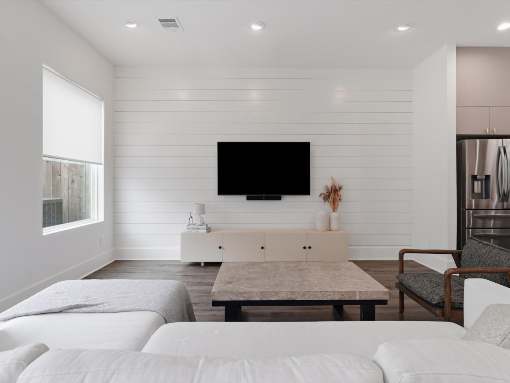 4606 Fisk Street, Unit B Houston, TX 77009 - Photo 20 of 38 a living room with couches bookshelf and a flat screen tv