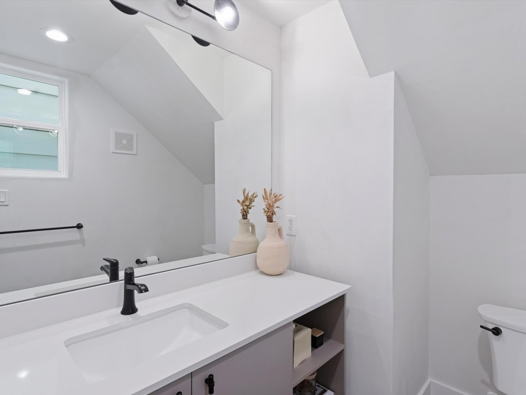 4606 Fisk Street, Unit B Houston, TX 77009 - Photo 22 of 38 a bathroom with a sink