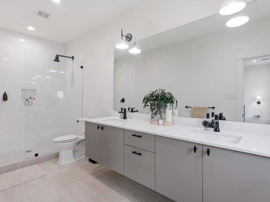 4606 Fisk Street, Unit B Houston, TX 77009 - Photo 25 of 38 a bathroom with a double vanity sink toilet and a mirror