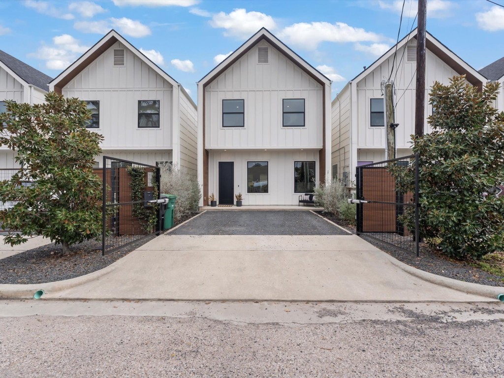 4606 Fisk Street, Unit B Houston, TX 77009 - Photo 32 of 38 a view of house and street