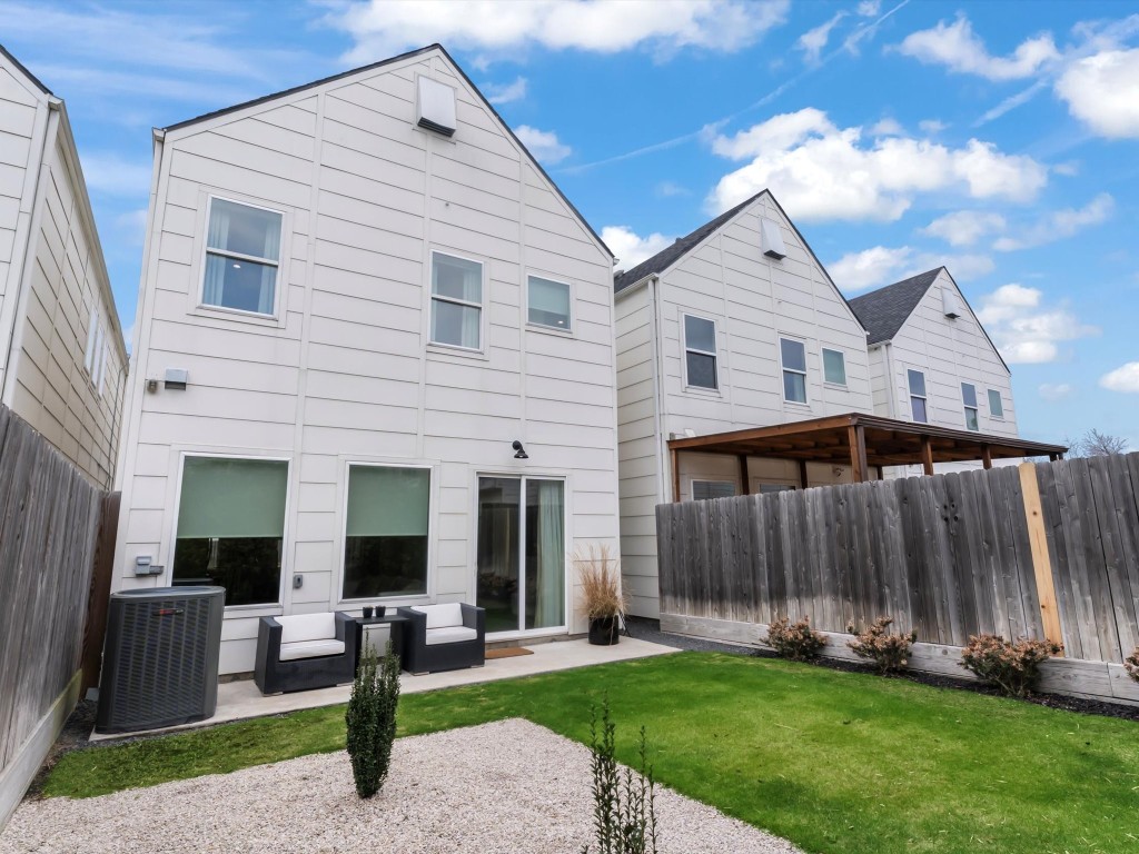 4606 Fisk Street, Unit B Houston, TX 77009 - Photo 33 of 38 a front view of a house with a yard and porch