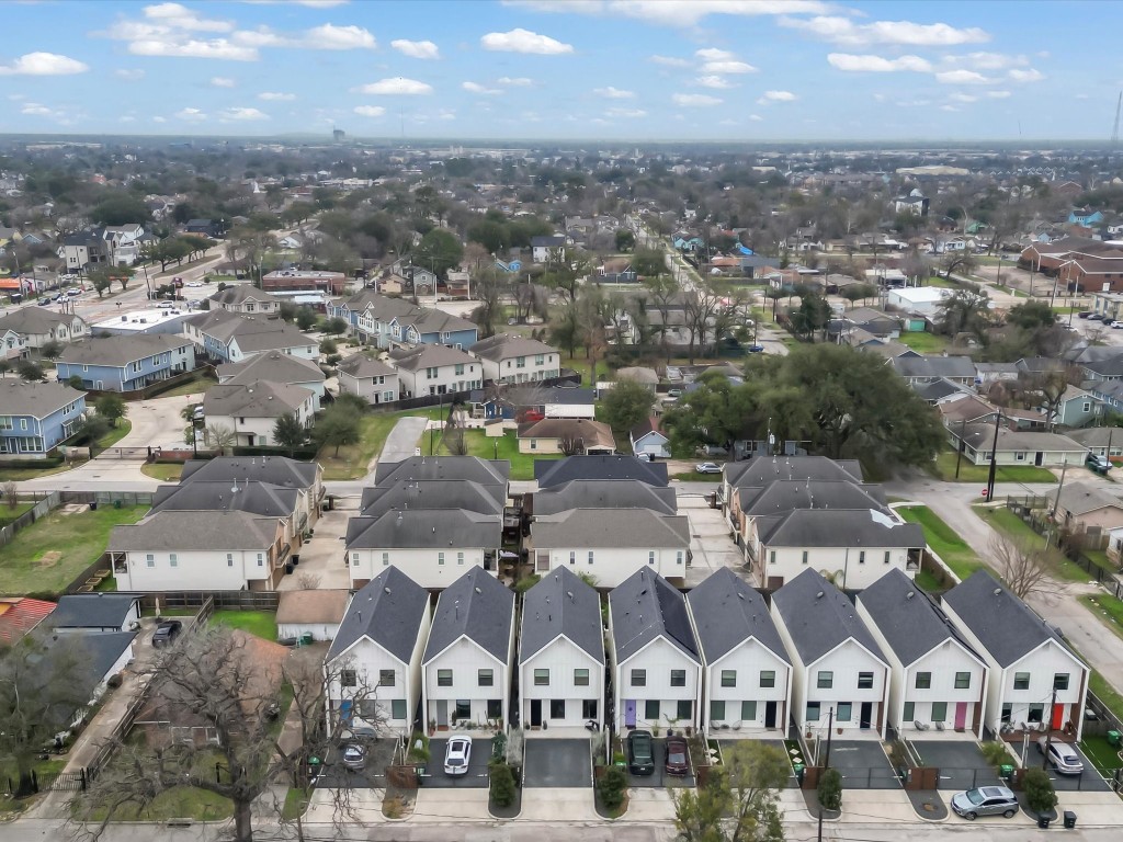4606 Fisk Street, Unit B Houston, TX 77009 - Photo 37 of 38 an aerial view of residential houses with city view