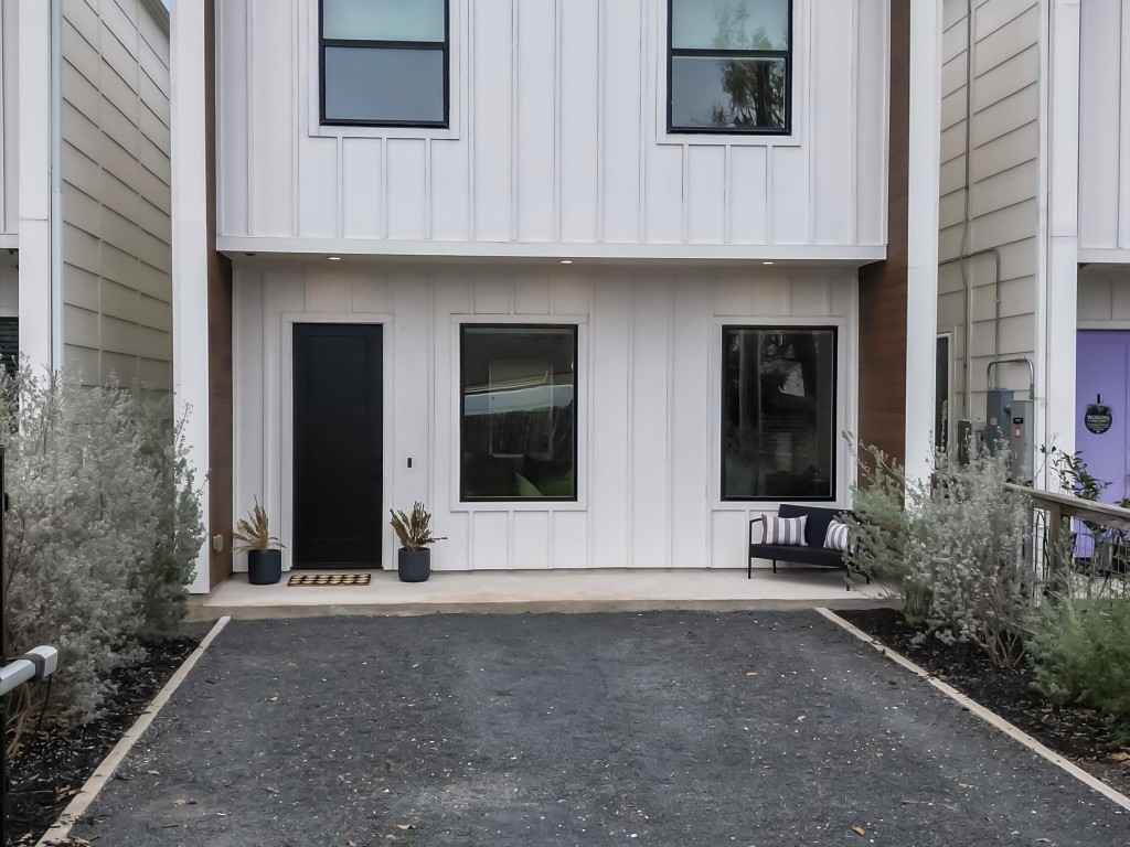 4606 Fisk Street, Unit B Houston, TX 77009 - Photo 6 of 38 a front view of a house with yard