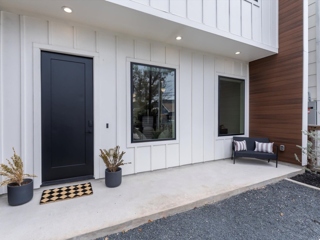 4606 Fisk Street, Unit B Houston, TX 77009 - Photo 7 of 38 a living room with furniture