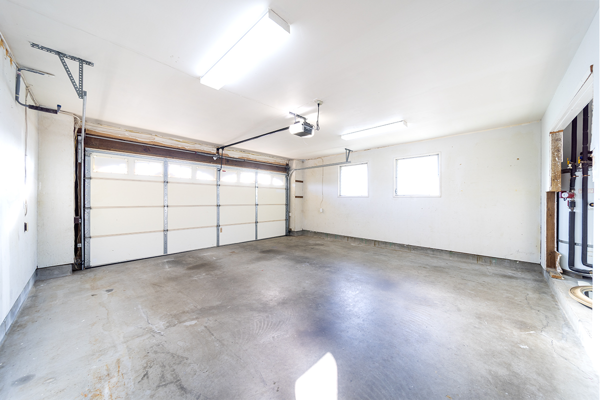 20 Naniakea Street Hilo, HI 96720 - Photo 20 of 29 an empty room with windows and ceiling fan