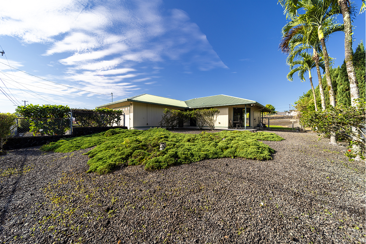 20 Naniakea Street Hilo, HI 96720 - Photo 21 of 29 a front view of a house with a garden