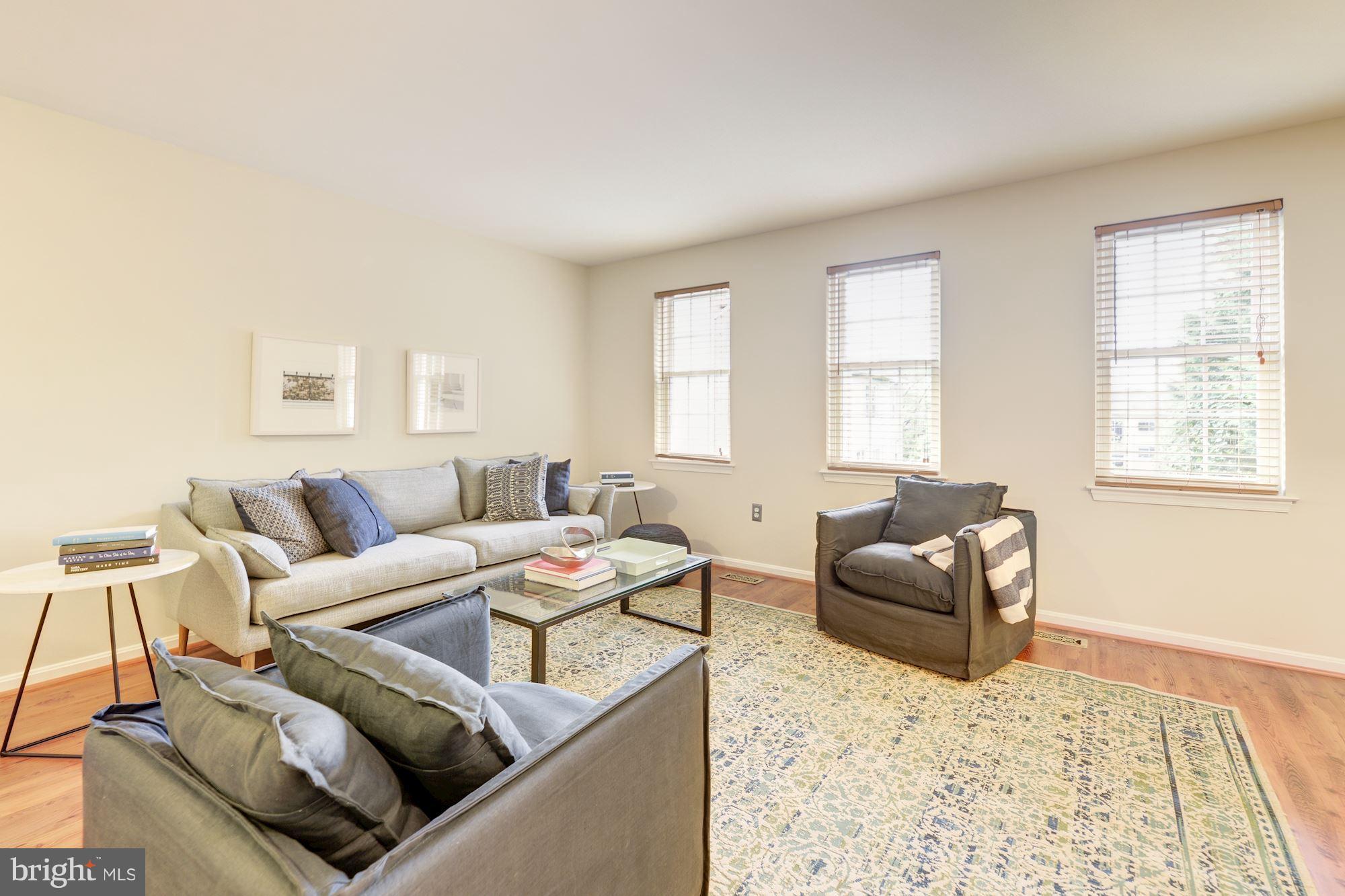 2789 24th Road South Arlington, VA 22206 - Photo 3 of 13 Spacious Living Room