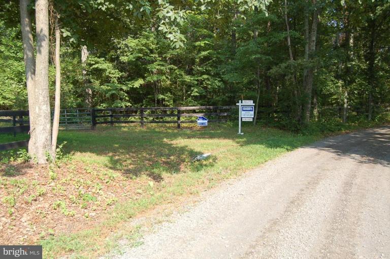 Putnam's Mill Road Hume, VA 22639 - Photo 1 of 6 Gate Entrance
