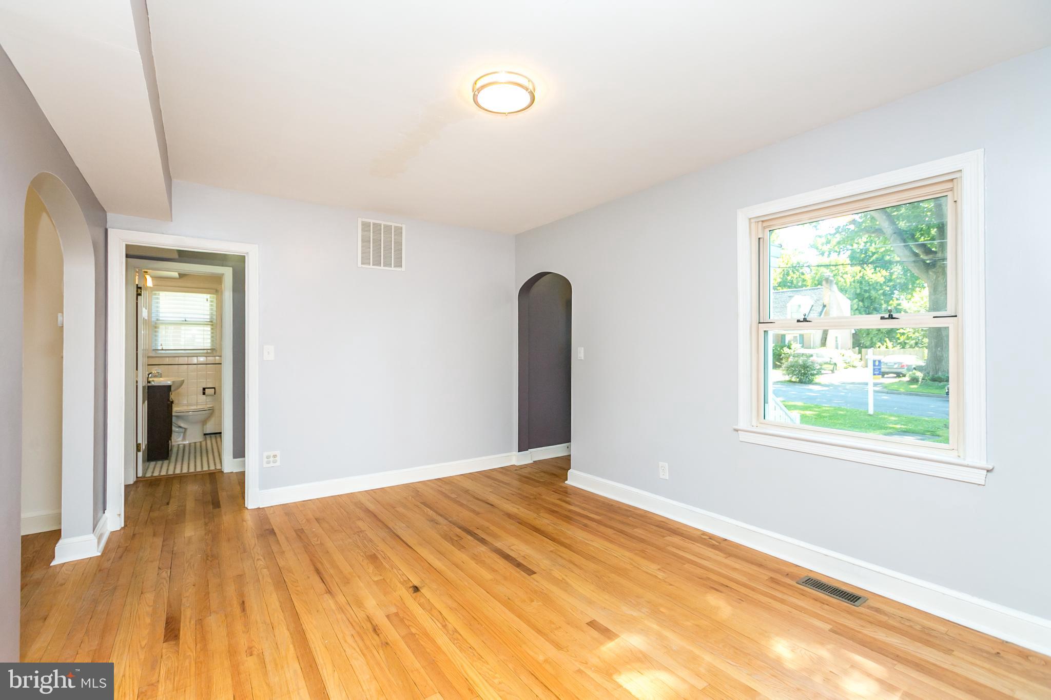 10000 Renfrew Road Silver Spring, MD 20901 - Photo 3 of 33 Living room