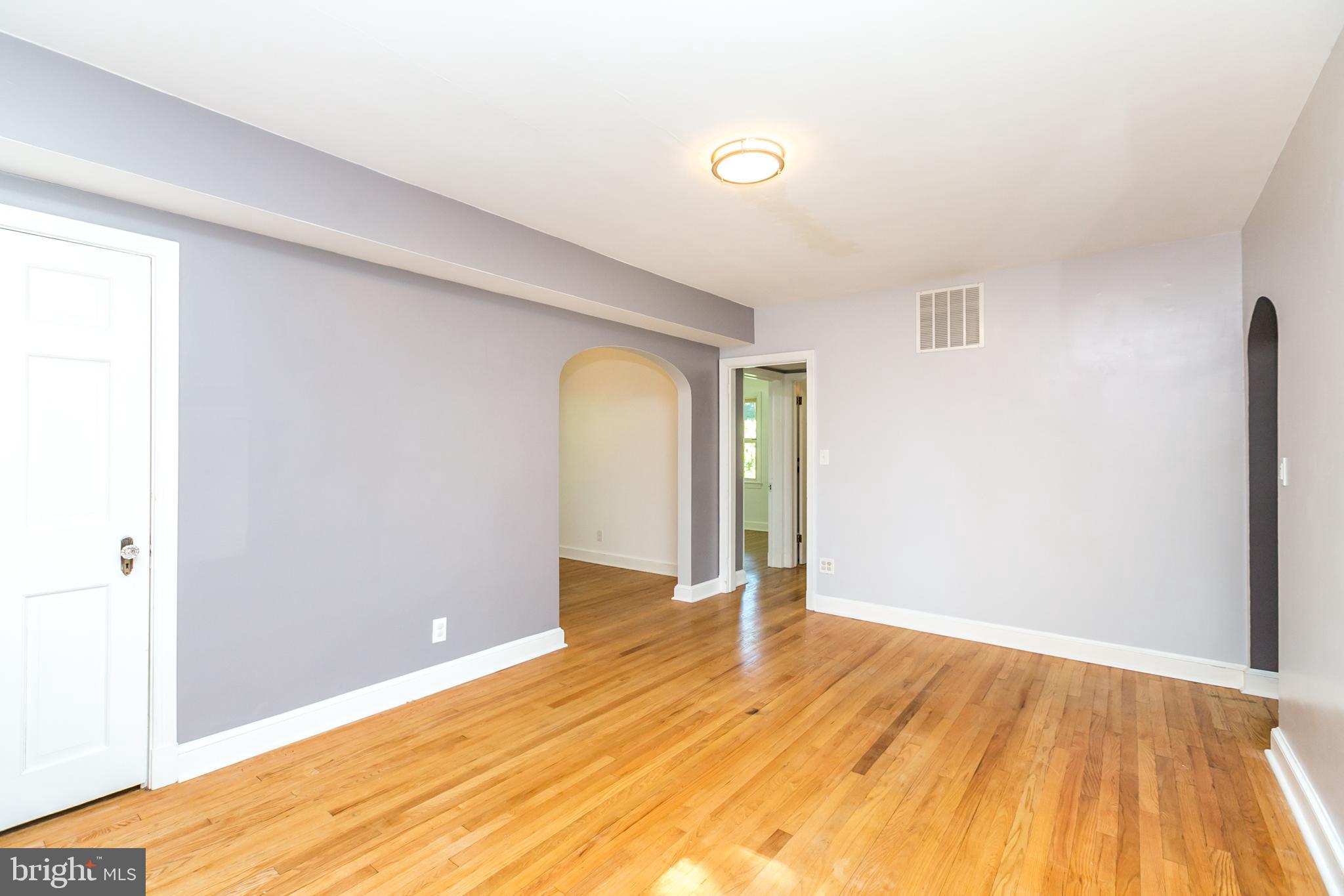 10000 Renfrew Road Silver Spring, MD 20901 - Photo 4 of 33 Living room