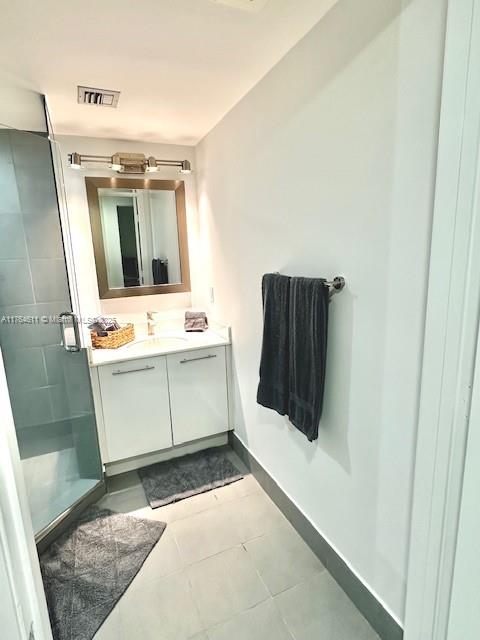 92 Southwest 3rd Street, Unit 1410 Miami, FL 33130 - Photo 14 of 40 a bathroom with a sink and mirror