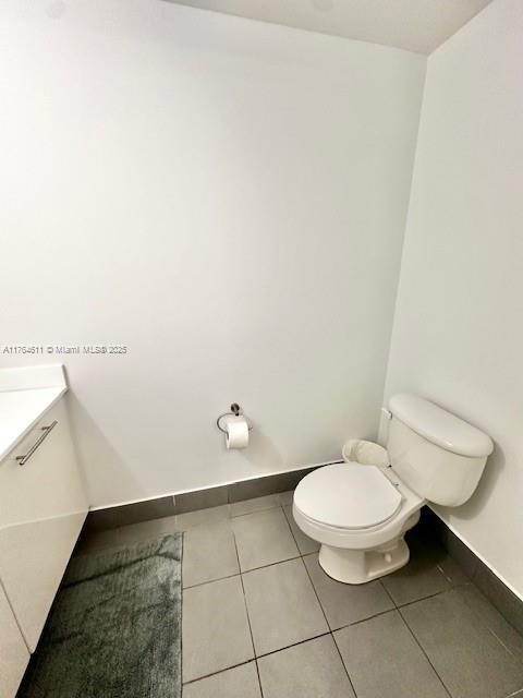 92 Southwest 3rd Street, Unit 1410 Miami, FL 33130 - Photo 18 of 40 a bathroom with a toilet and a mirror