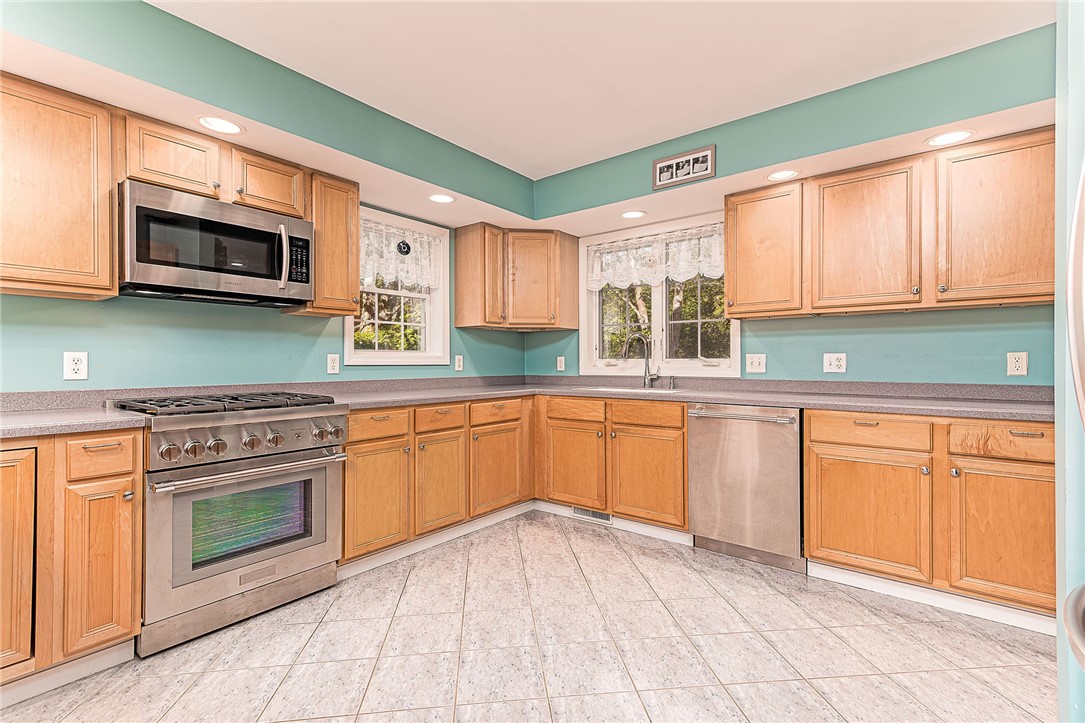 30 Clifford Drive Westerly, RI 02891 - Photo 19 of 45