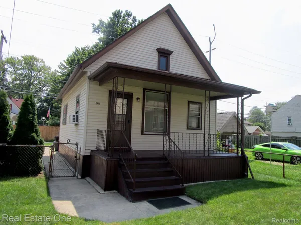 $1,000 | 421 Poplar Street, Wyandotte, MI 48192