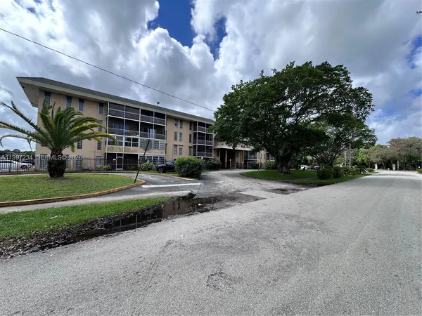 $1,400 | 4848 Northwest 24th Court, Unit 412, Lauderdale Lakes, FL 33313