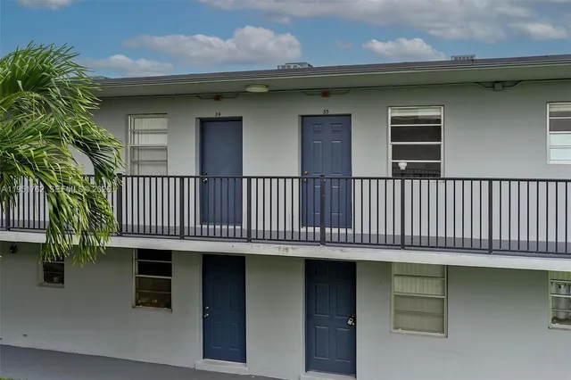 $1,700 | 4300 Southwest 67th Avenue, Unit 35, Miami, FL 33155