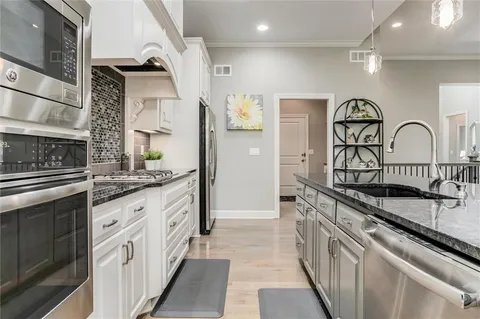 $575,000 | 19616 West 100th Terrace, Lenexa, KS 66220
