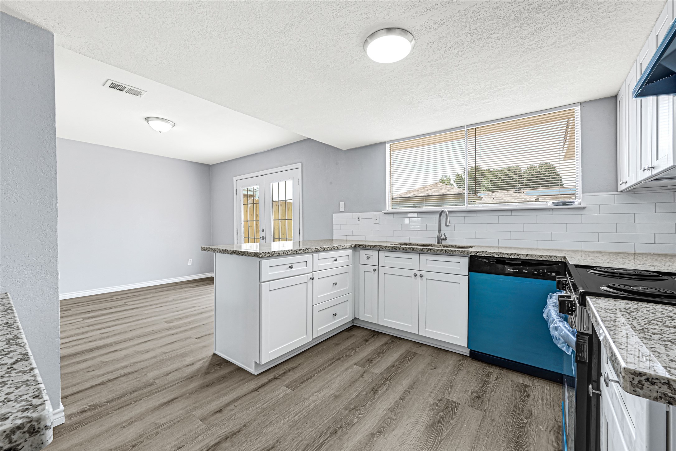 2511 Union Mill Road Houston, TX 77067 - Photo 7 of 20 Kitchen and dining area