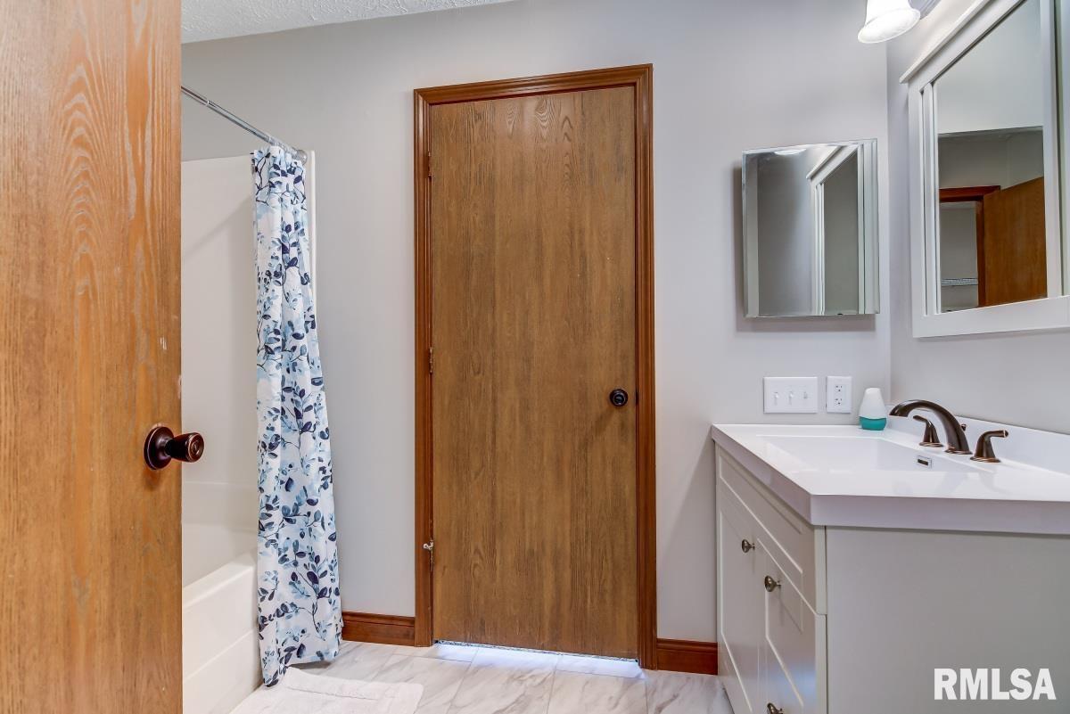 11026 Knoles Road Petersburg, IL 62675 - Photo 18 of 30 Gallery Image 18