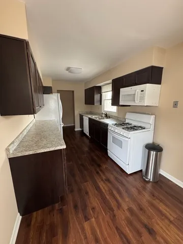 $1,995 | 17 East Park Street, Unit 1, Mundelein, IL 60060