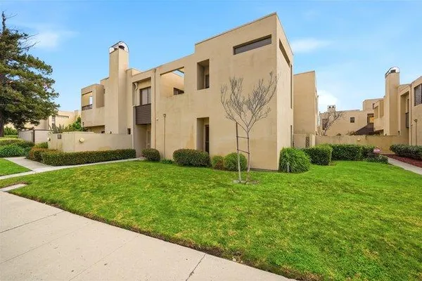 a view of a back yard