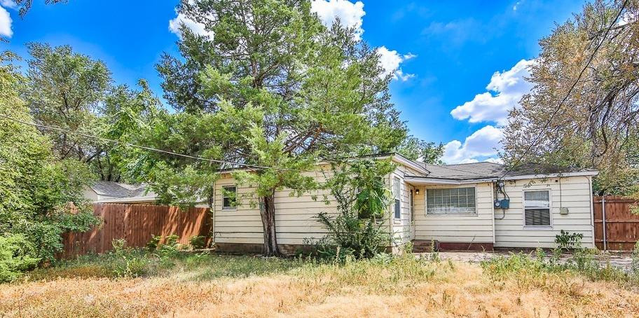 2318 29th Street Lubbock, TX 79411 - Photo 31 of 32 a backyard of a house