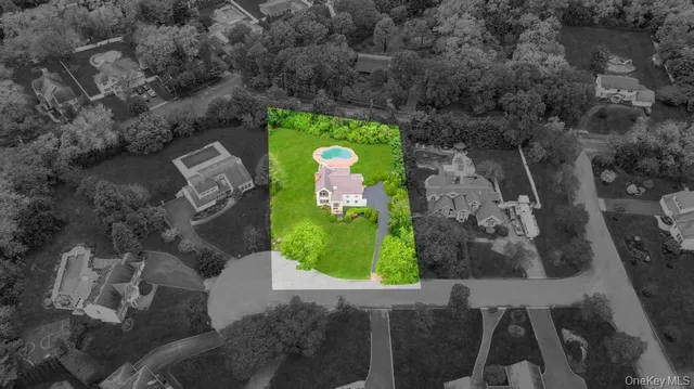 a sign that is sitting on a brick wall