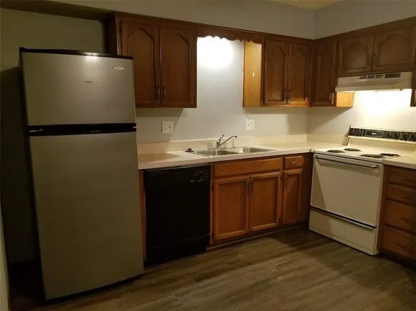 $575,000 | 100-106 Northeast Greystone Drive, Lee's Summit, MO 64086