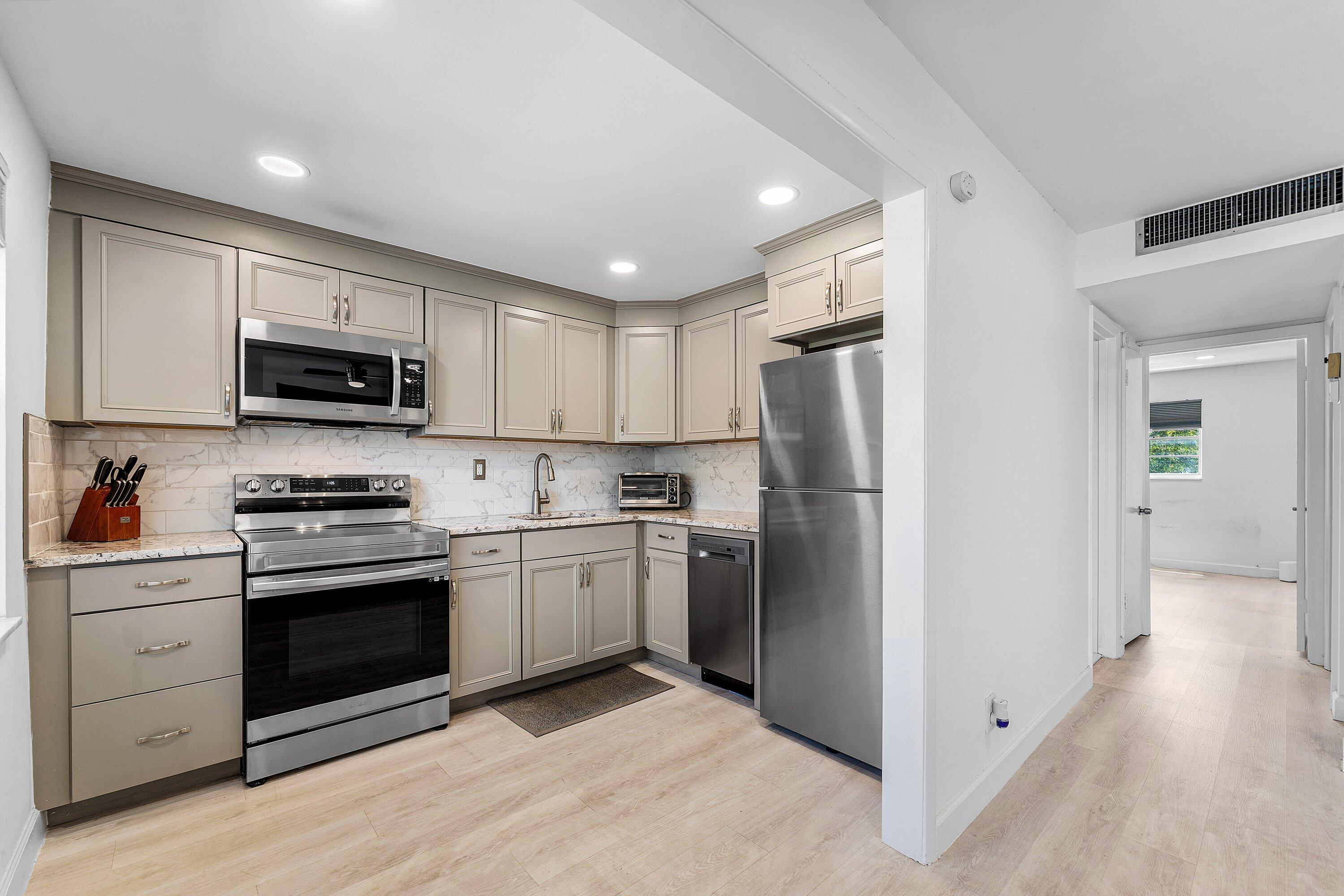 340 Northwest 19th Street, Unit 2020 Boca Raton, FL 33432 - Photo 5 of 17 009-340Northwest19thStreet-2020-BocaRato