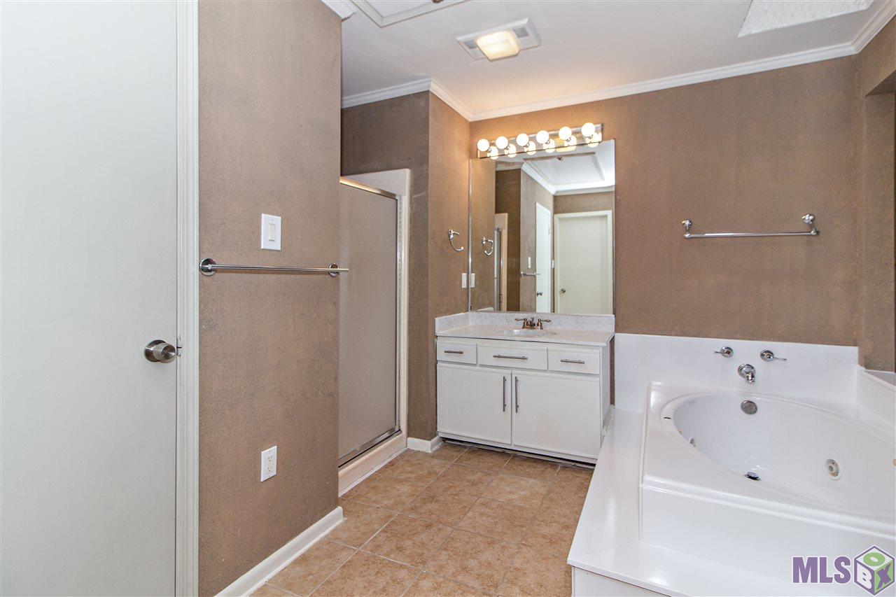 8545 Summa Avenue, Unit 1 Baton Rouge, LA 70809 - Photo 11 of 13 Bathroom