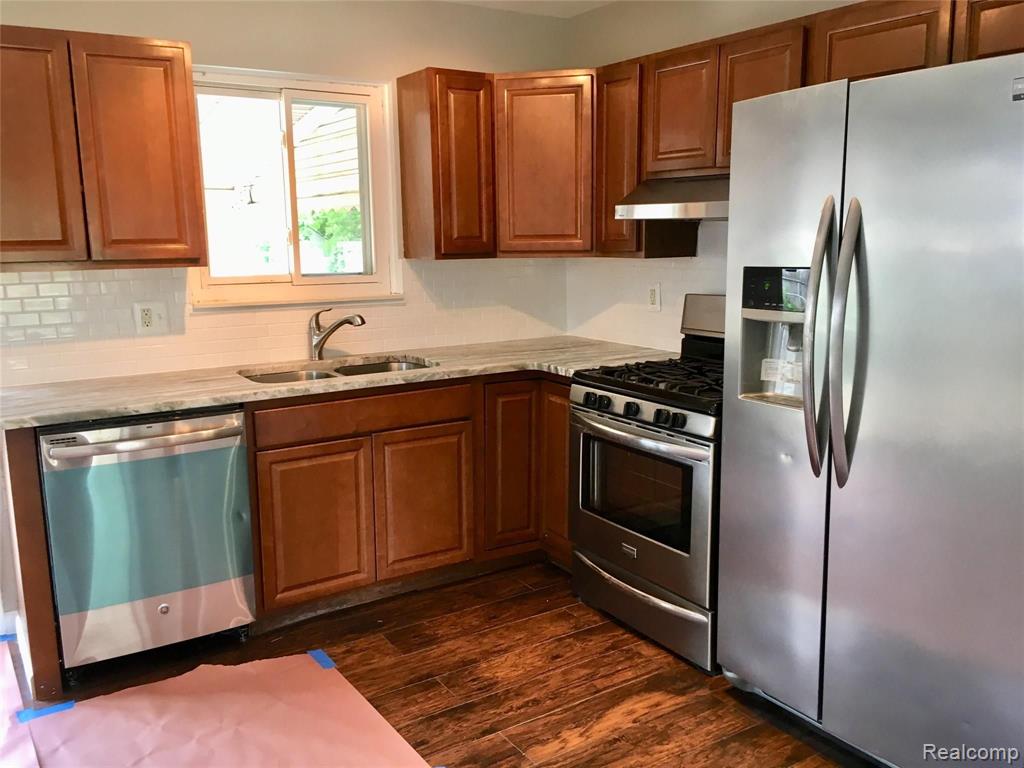 7238 Superior Street Center Line, MI 48015 - Photo 6 of 24