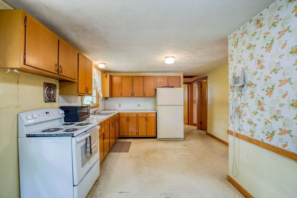 180 Feltham Road Springfield, MA 01118 - Photo 11 of 26 Gallery Image 11