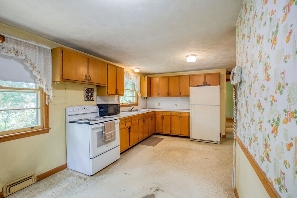 180 Feltham Road Springfield, MA 01118 - Photo 13 of 26 Gallery Image 13