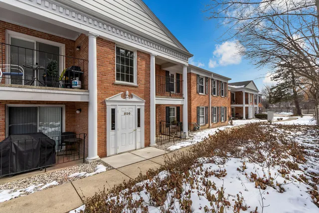 $2,100 | 520 Shorely Drive, Unit 201, Barrington, IL 60010