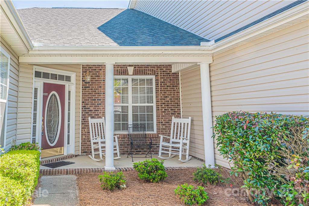 279 Garnet Court, Unit 549 Fort Mill, SC 29708 - Photo 2 of 47 a front view of a house with garden