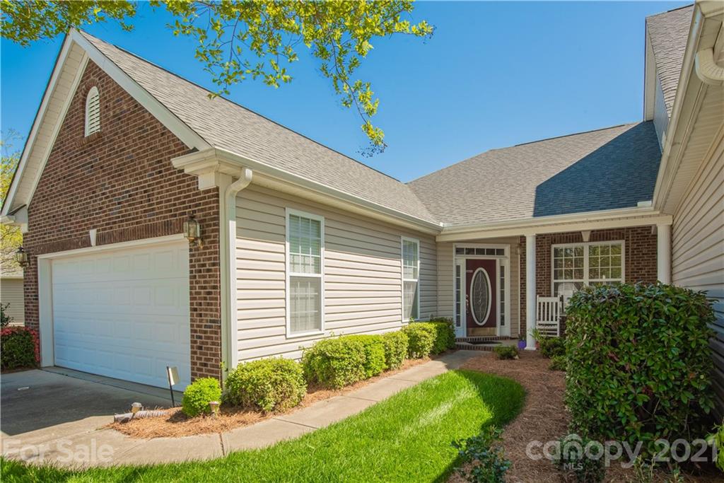 279 Garnet Court, Unit 549 Fort Mill, SC 29708 - Photo 38 of 47 a front view of a house with garden