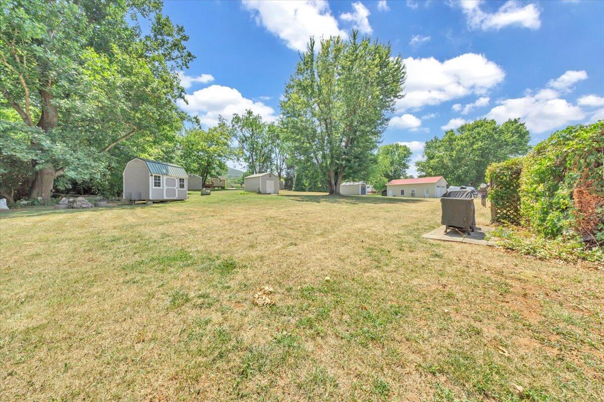 123 Apple Tree Road Roanoke, VA 24019 - Photo 33 of 37 32-MIB06438
