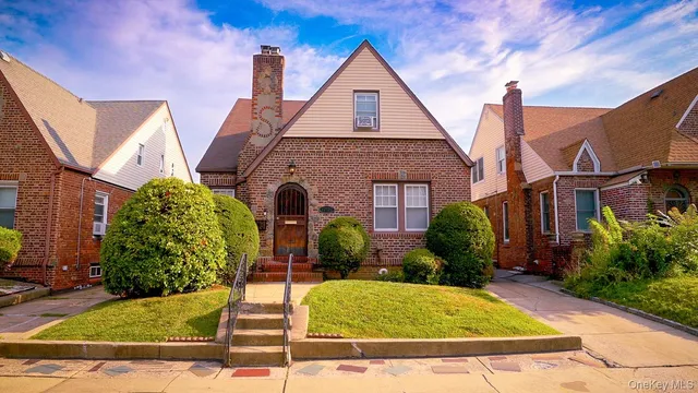 $1,400,000 | 166-27 25th Avenue | Clearview