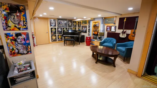 $1,400,000 | 166-27 25th Avenue | Clearview