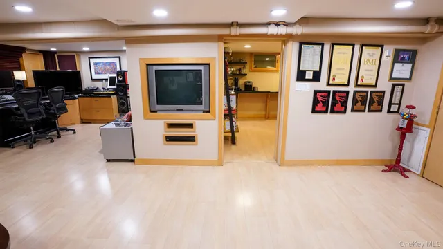 $1,400,000 | 166-27 25th Avenue | Clearview