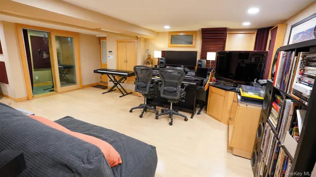 $1,400,000 | 166-27 25th Avenue | Clearview