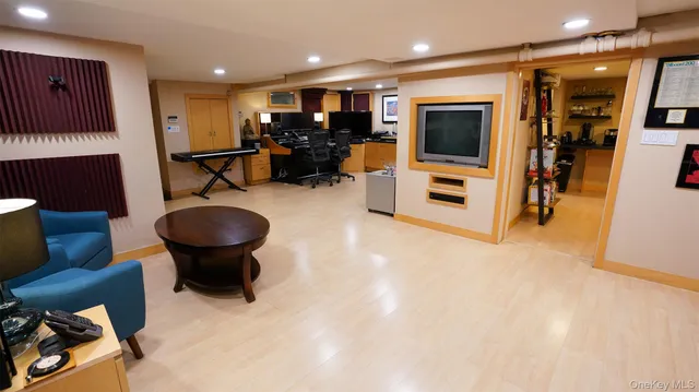 $1,400,000 | 166-27 25th Avenue | Clearview