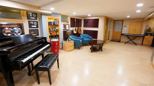 $1,400,000 | 166-27 25th Avenue | Clearview