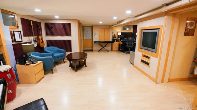 $1,400,000 | 166-27 25th Avenue | Clearview