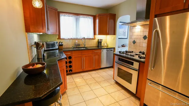 $1,400,000 | 166-27 25th Avenue | Clearview