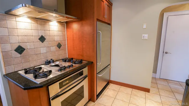 $1,400,000 | 166-27 25th Avenue | Clearview